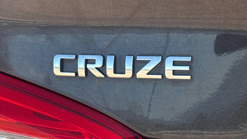Used 2017 Chevrolet Cruze Premier FWD image 18