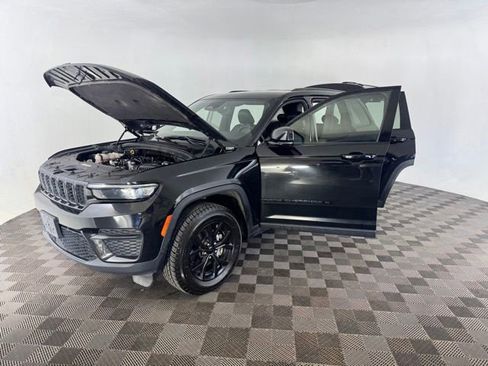 Used 2024 Jeep Grand Cherokee Altitude AWD/4WD image 11