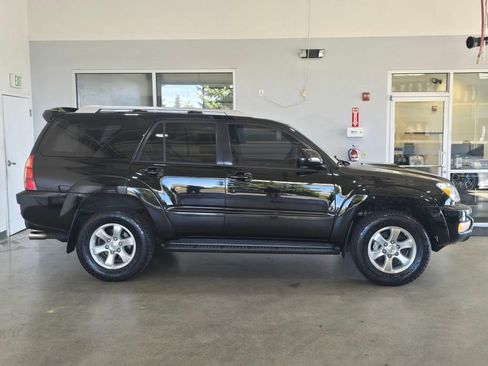 Used 2005 Toyota 4Runner SR5 AWD/4WD image 4