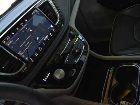 Used 2023 Chrysler Pacifica Limited FWD image 28