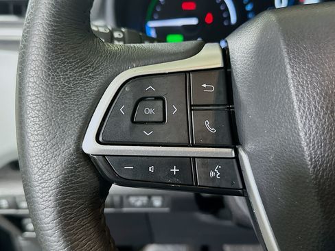 Used 2025 Toyota Sienna XLE FWD image 16