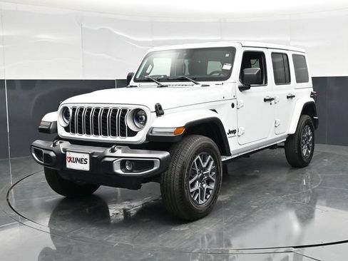 Used 2025 Jeep Wrangler Unlimited Sahara AWD/4WD image 8
