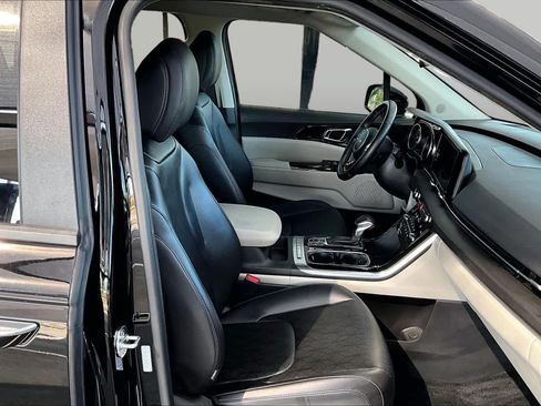 Used 2024 Kia Carnival EX FWD image 9