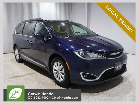 Used 2017 Chrysler Pacifica Touring-L image 1
