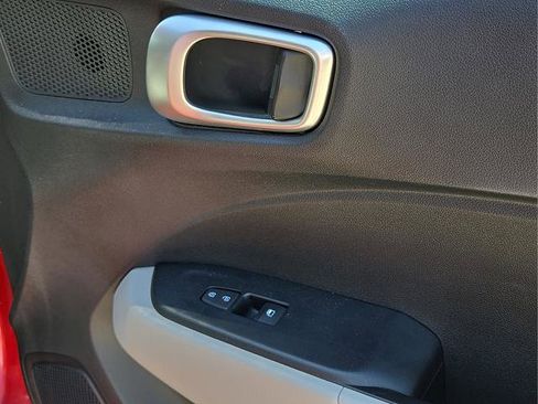 Used 2024 Hyundai Venue SEL image 13