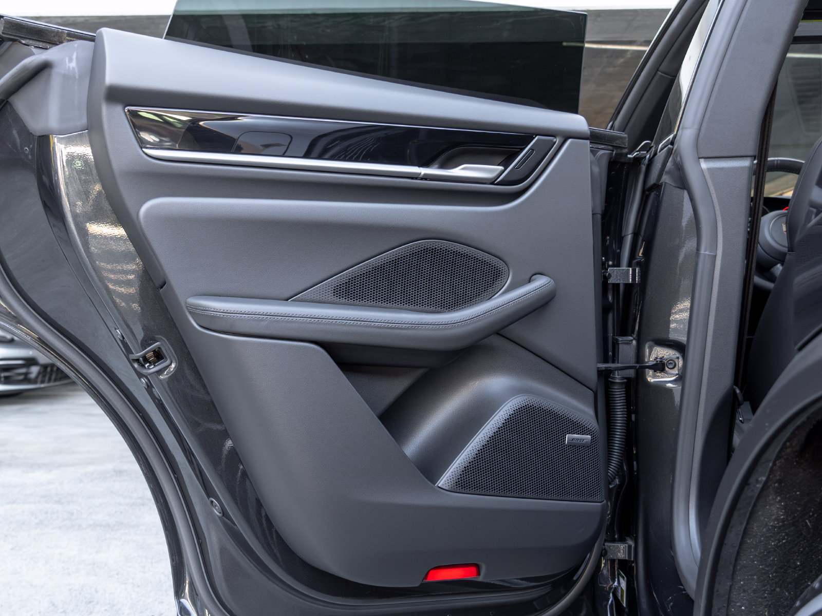 Certified 2025 Porsche Macan 4 Electric AWD/4WD image 41