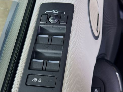 Used 2024 Land Rover Discovery Dynamic SE AWD/4WD image 18