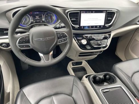 Used 2024 Chrysler Pacifica Touring-L image 12