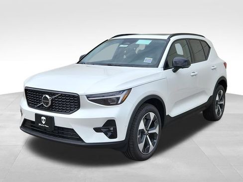 Certified 2026 Volvo XC40 B5 Plus w/ Climate Package AWD/4WD image 3