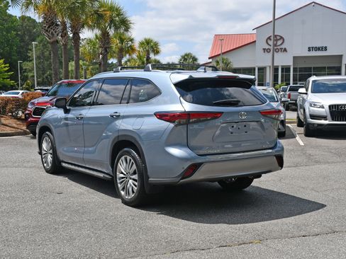 Used 2023 Toyota Highlander Platinum FWD image 3