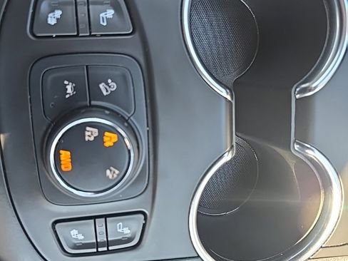 Used 2024 GMC Terrain SLT image 34