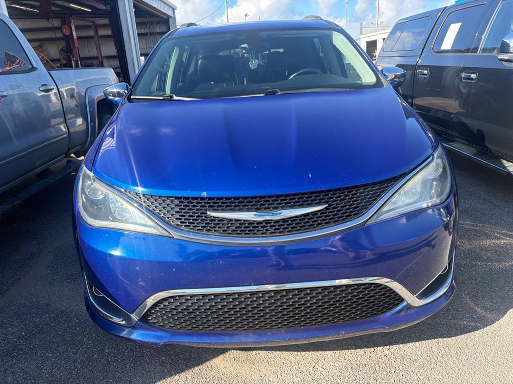 Used 2018 Chrysler Pacifica Limited w/ Tire & Wheel Group FWD image 2