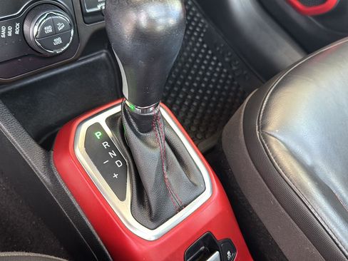 Used 2019 Jeep Renegade Trailhawk image 30