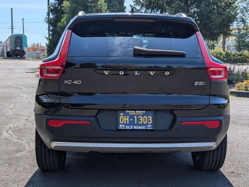 Used 2025 Volvo XC40 B5 Core image 6
