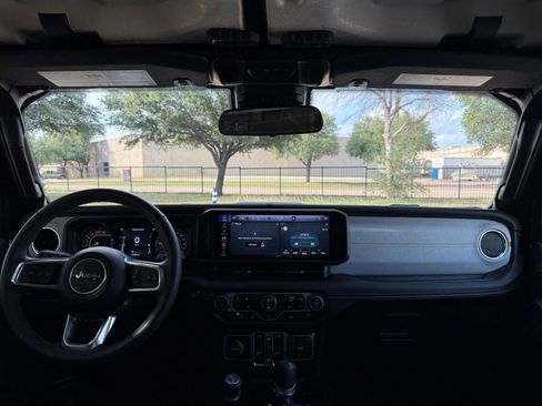 Used 2025 Jeep Wrangler Unlimited Sahara AWD/4WD image 33