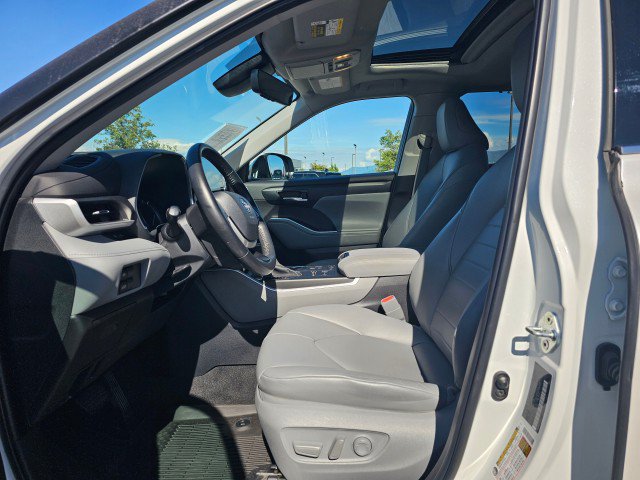 Used 2022 Toyota Highlander XLE AWD/4WD image 28