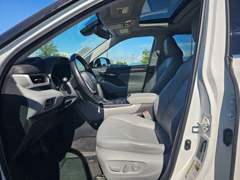 Used 2022 Toyota Highlander XLE AWD/4WD image 28
