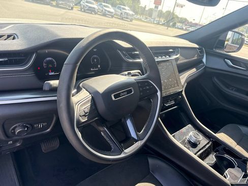 Used 2023 Jeep Grand Cherokee Altitude AWD/4WD image 4
