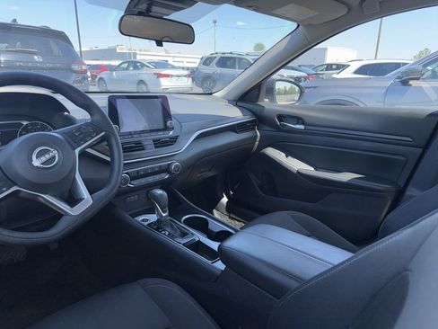 Used 2024 Nissan Altima 2.5 SV FWD image 10