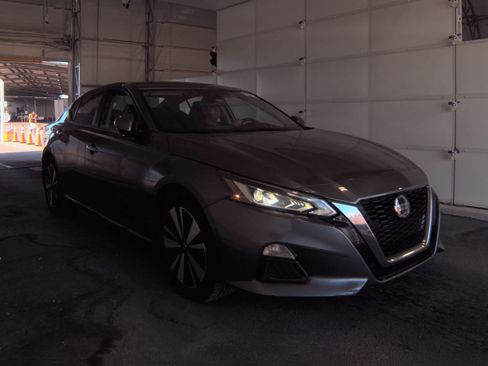 Used 2022 Nissan Altima 2.5 SV FWD image 2
