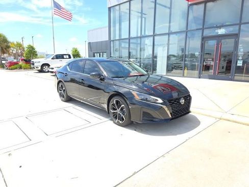 Used 2024 Nissan Altima 2.5 SR w/ SR Premium Package FWD image 2