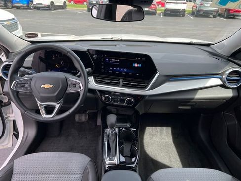 Used 2024 Chevrolet Trax LT w/ Sunroof Package FWD image 15