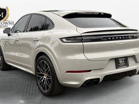 Used 2025 Porsche Cayenne S AWD/4WD image 3
