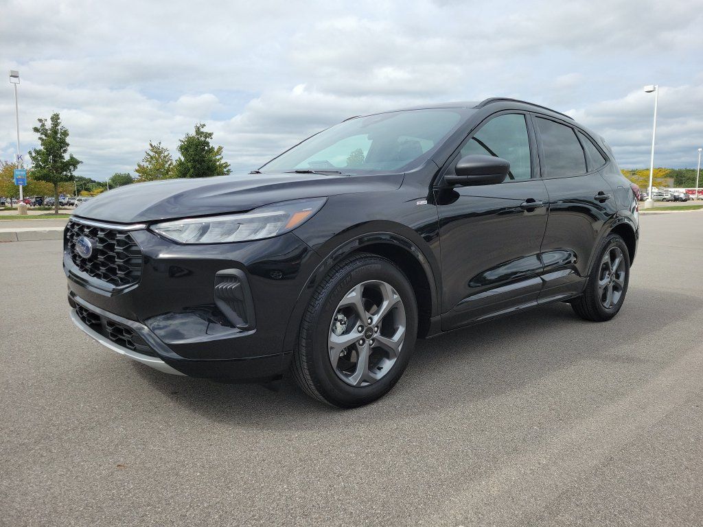 Used 2023 Ford Escape ST-Line w/ Tech Pack #1 FWD image 2