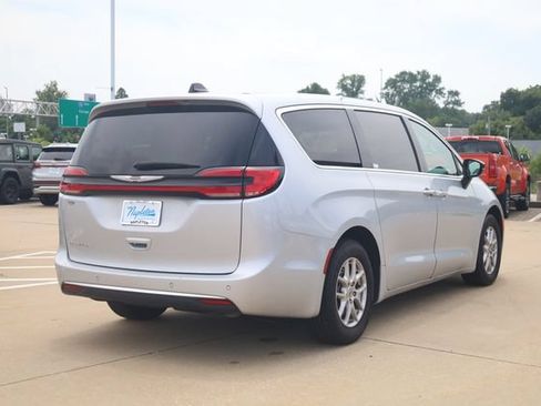 Used 2024 Chrysler Pacifica Touring-L FWD image 6