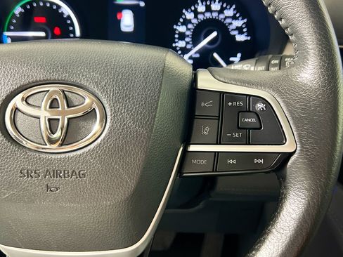 Used 2024 Toyota Sienna XLE FWD image 19
