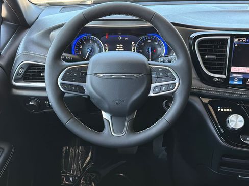 New 2027 Chrysler Pacifica Select FWD image 12