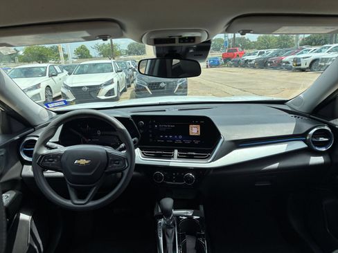 Used 2025 Chevrolet Trax LT FWD image 32