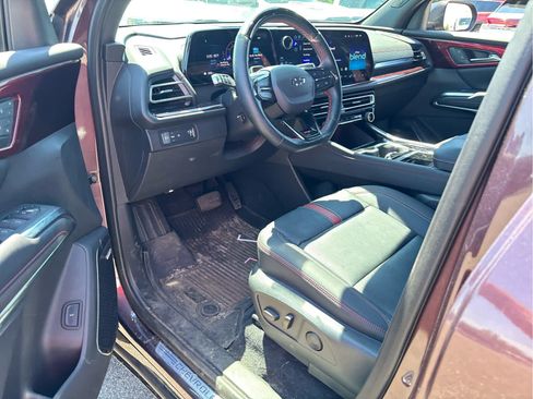 Used 2024 Chevrolet Traverse RS FWD image 9