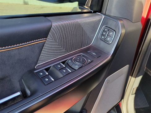 Used 2024 Ford F350 Platinum w/ FX4 Off-Road Package image 18