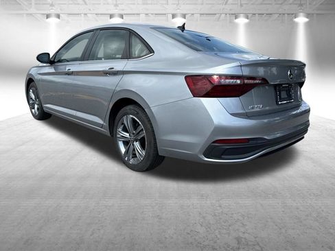 Used 2024 Volkswagen Jetta SE FWD image 3