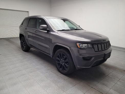 Used 2017 Jeep Grand Cherokee Altitude RWD image 13