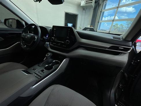 Used 2022 Toyota Highlander LE image 28