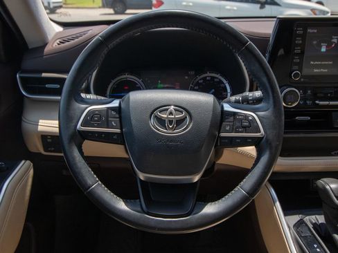 Used 2022 Toyota Highlander XLE AWD/4WD image 26