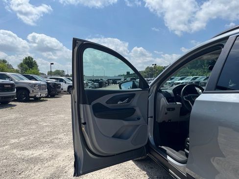 Used 2024 GMC Terrain SLE w/ Driver Convenience Package AWD/4WD image 16