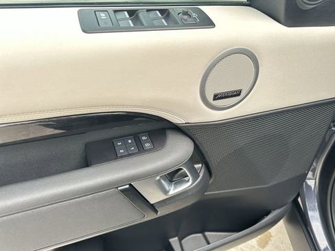 Used 2025 Land Rover Discovery S image 15