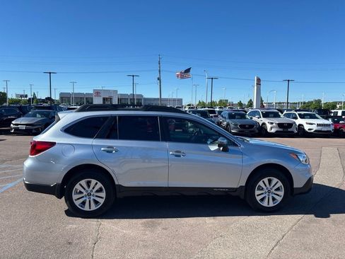 Used 2016 Subaru Outback 2.5i Premium AWD/4WD image 4