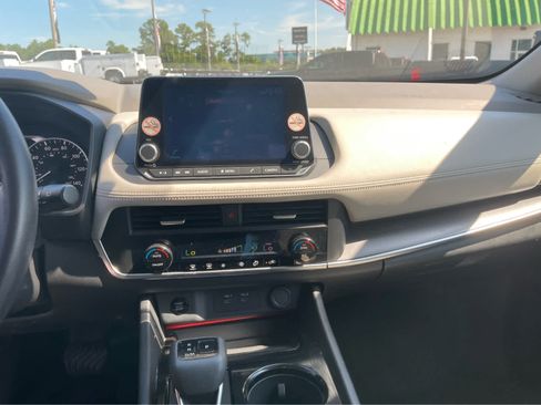 Used 2024 Nissan Rogue SV AWD/4WD image 16