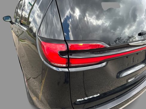 Used 2023 Chrysler Pacifica Touring-L FWD image 43
