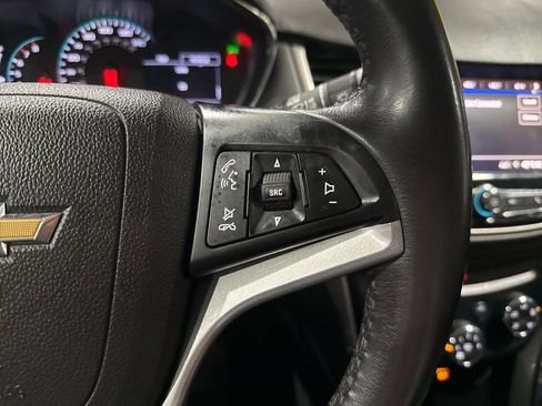 Used 2020 Chevrolet Trax LT w/ LT Convenience Package image 12