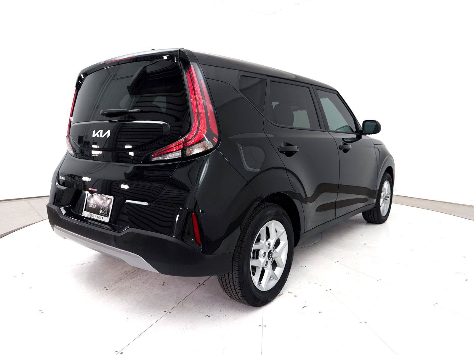 Used 2025 Kia Soul LX w/ LX Technology Package FWD image 17