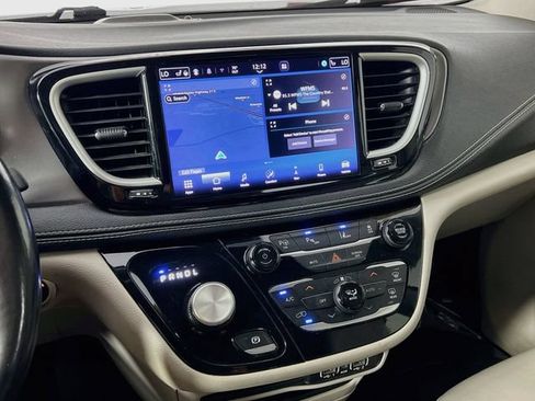 Used 2021 Chrysler Pacifica Touring-L FWD image 17