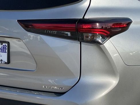 Used 2024 Toyota Highlander LE image 6