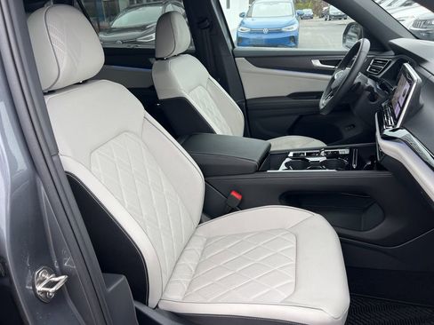 Used 2025 Volkswagen Atlas Cross Sport SEL Premium R-Line image 24