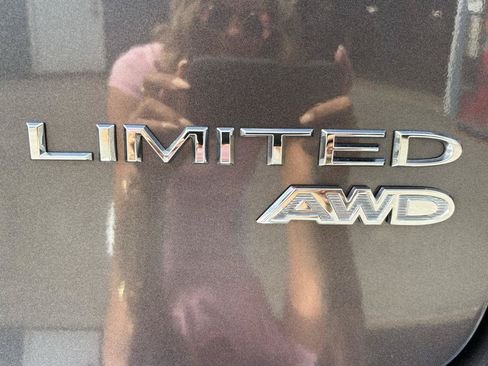 Used 2023 Chrysler Pacifica Limited AWD/4WD image 45