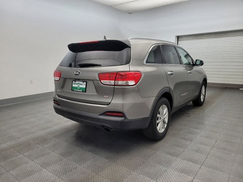 Used 2016 Kia Sorento LX w/ LX Convenience Package image 9